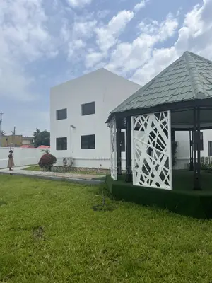 10bdrm House in Dzorwulu for rent