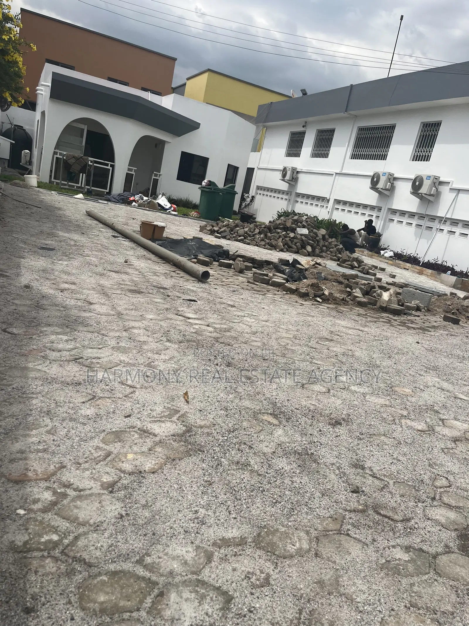 10bdrm House in Dzorwulu for rent