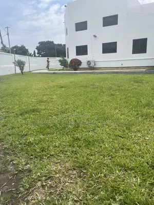 10bdrm House in Dzorwulu for rent