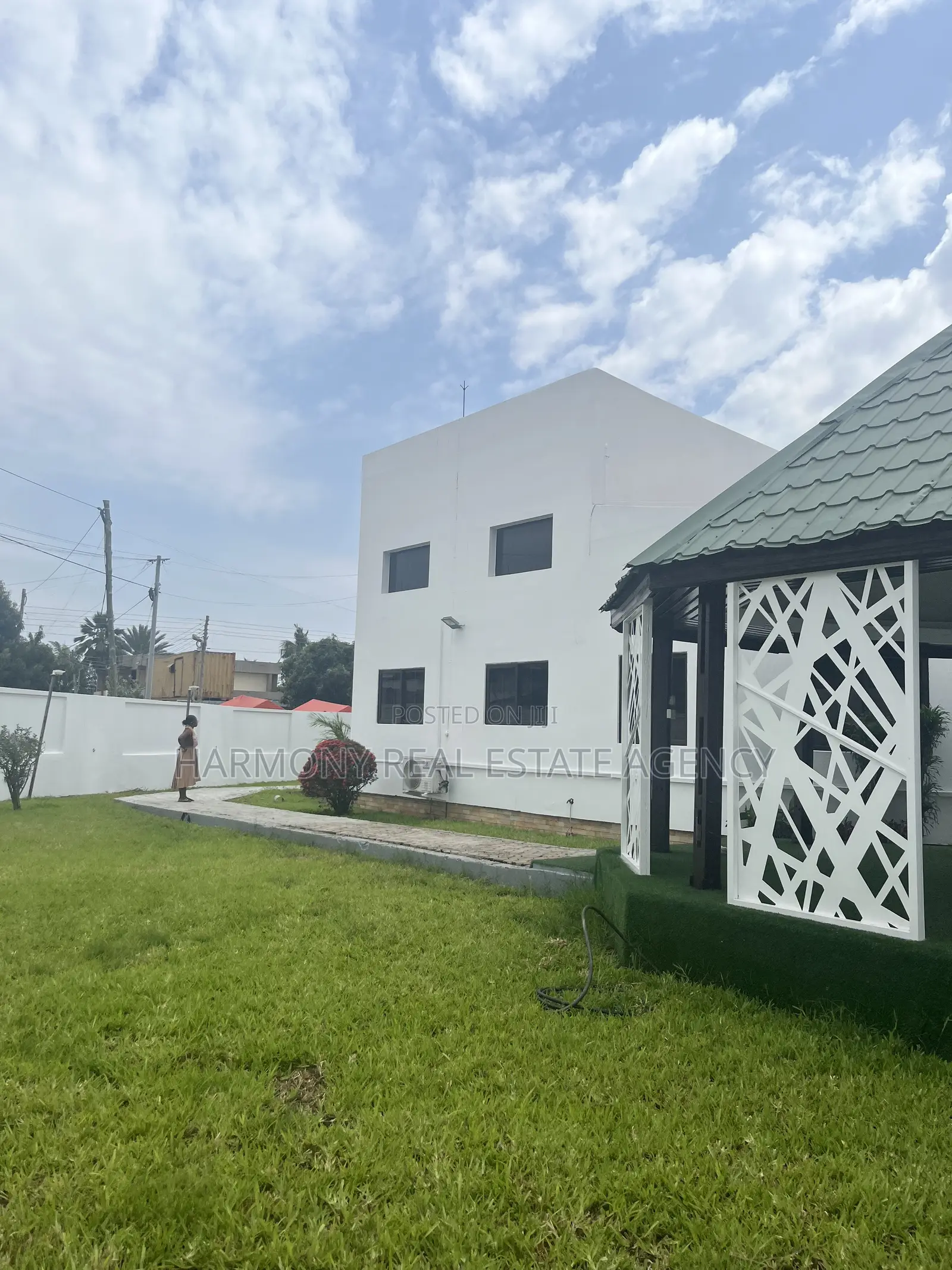 10bdrm House in Dzorwulu for rent