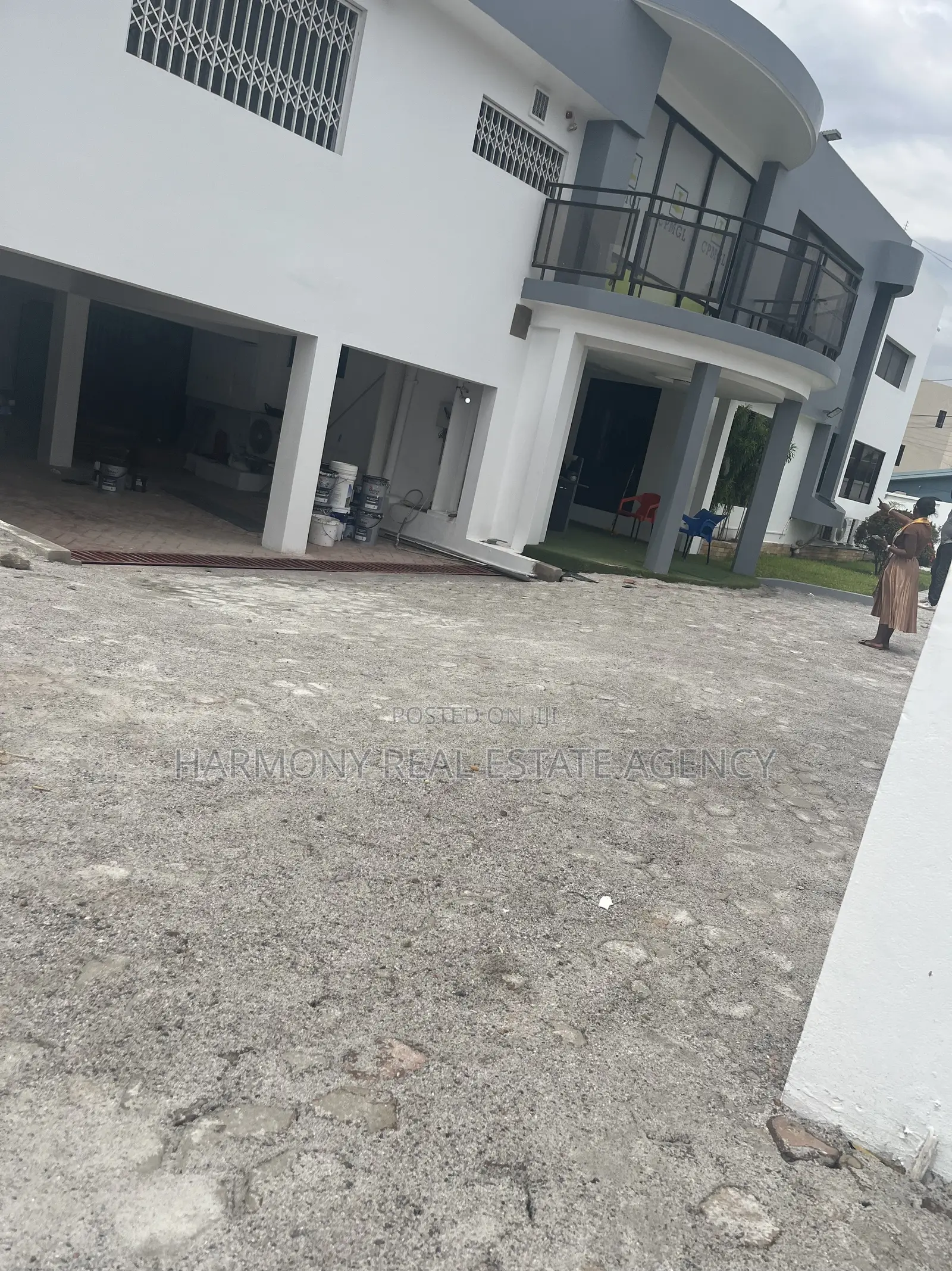 10bdrm House in Dzorwulu for rent