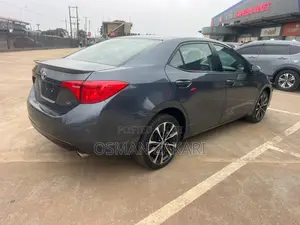 Toyota Corolla SE (1.8L 4cyl 6M) 2018 Gray