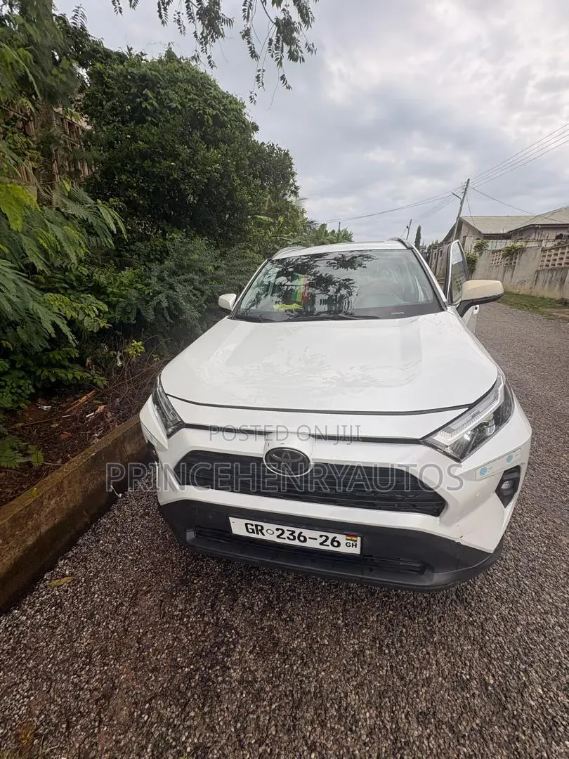 Toyota RAV4 XLE Premium AWD 2024 White