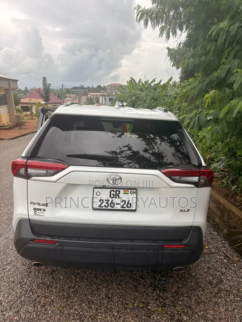 Toyota RAV4 XLE Premium AWD 2024 White
