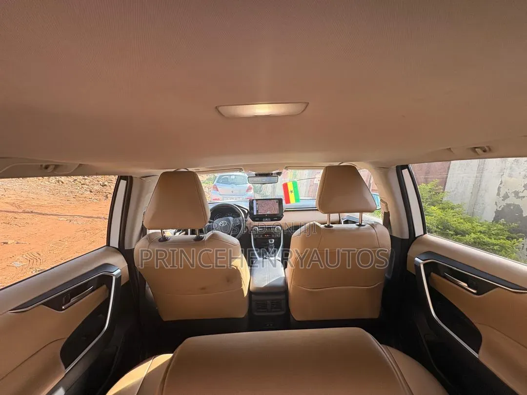 Toyota RAV4 XLE Premium AWD 2024 White