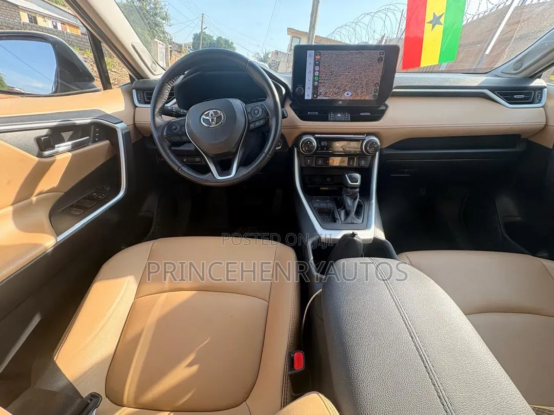 Toyota RAV4 XLE Premium AWD 2024 White