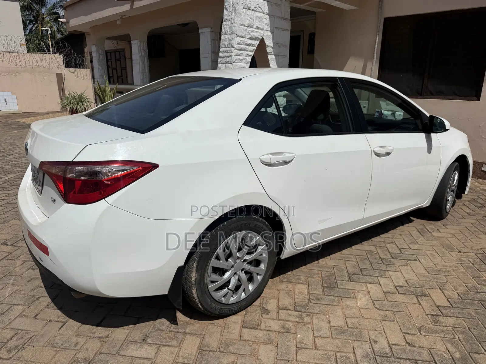 Toyota Corolla LE Eco (1.8L 4cyl 2A) 2019 White