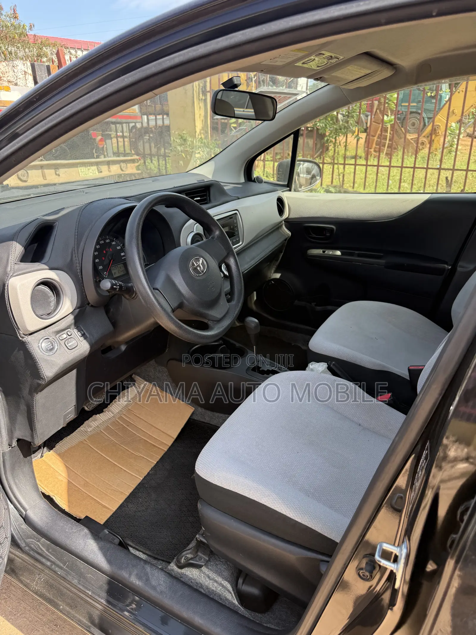 Toyota Vitz 1.3 FWD 5dr 2012 Black