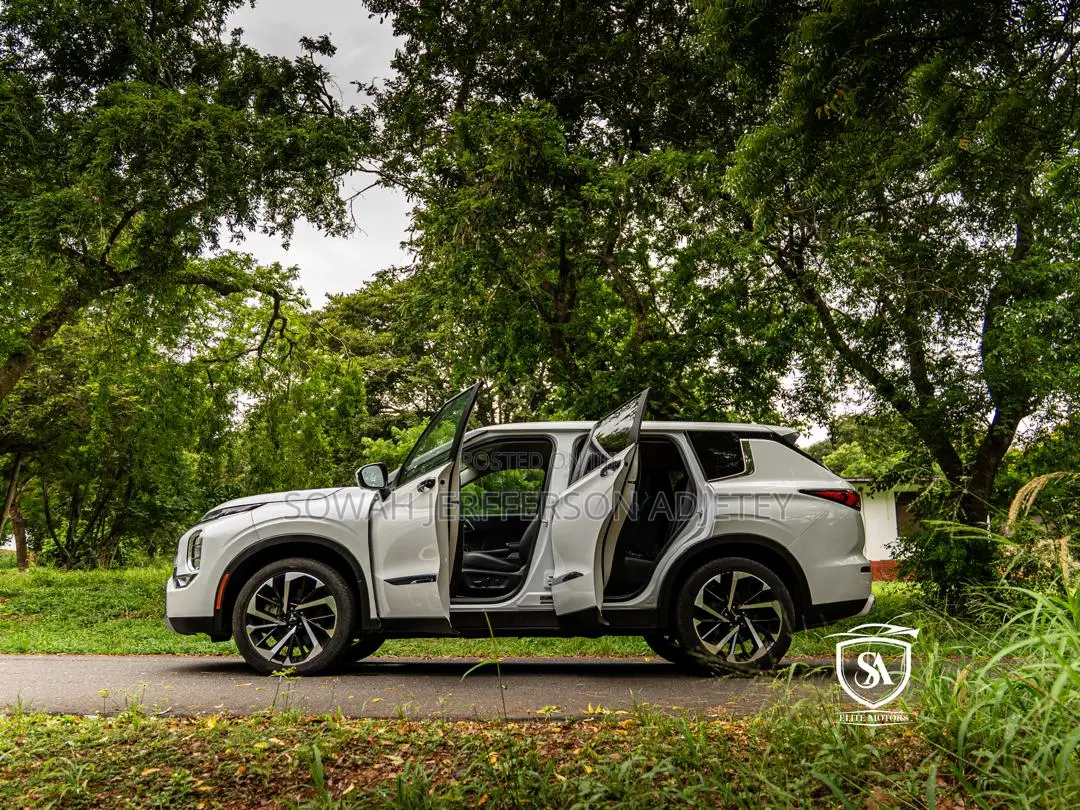 Mitsubishi Outlander 2022 White
