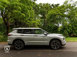 Mitsubishi Outlander 2022 White