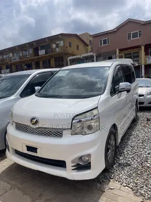 Toyota Voxy X 2WD 8-Seater 2013 White
