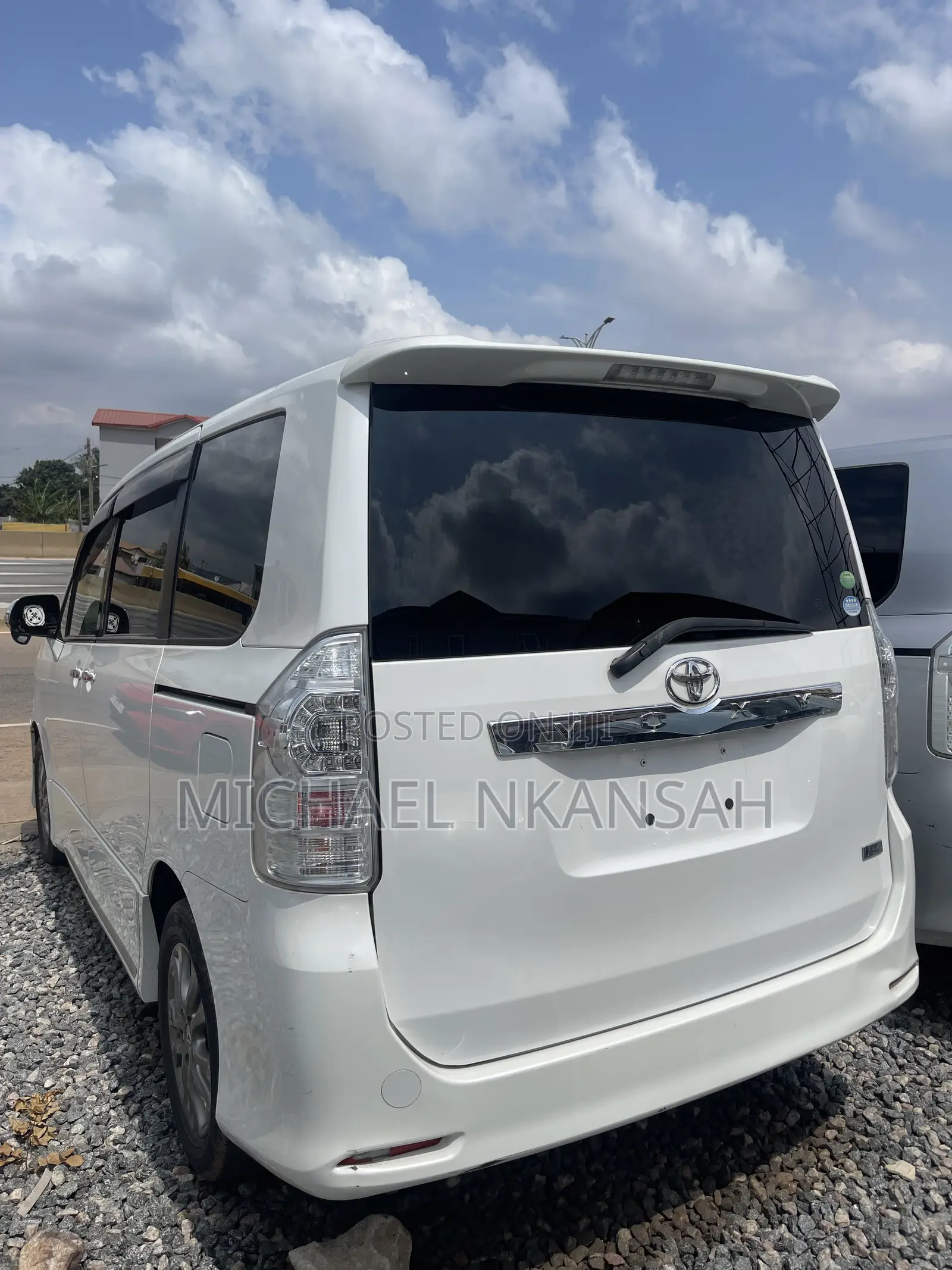 Toyota Voxy X 2WD 8-Seater 2013 White