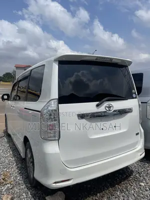 Toyota Voxy X 2WD 8-Seater 2013 White
