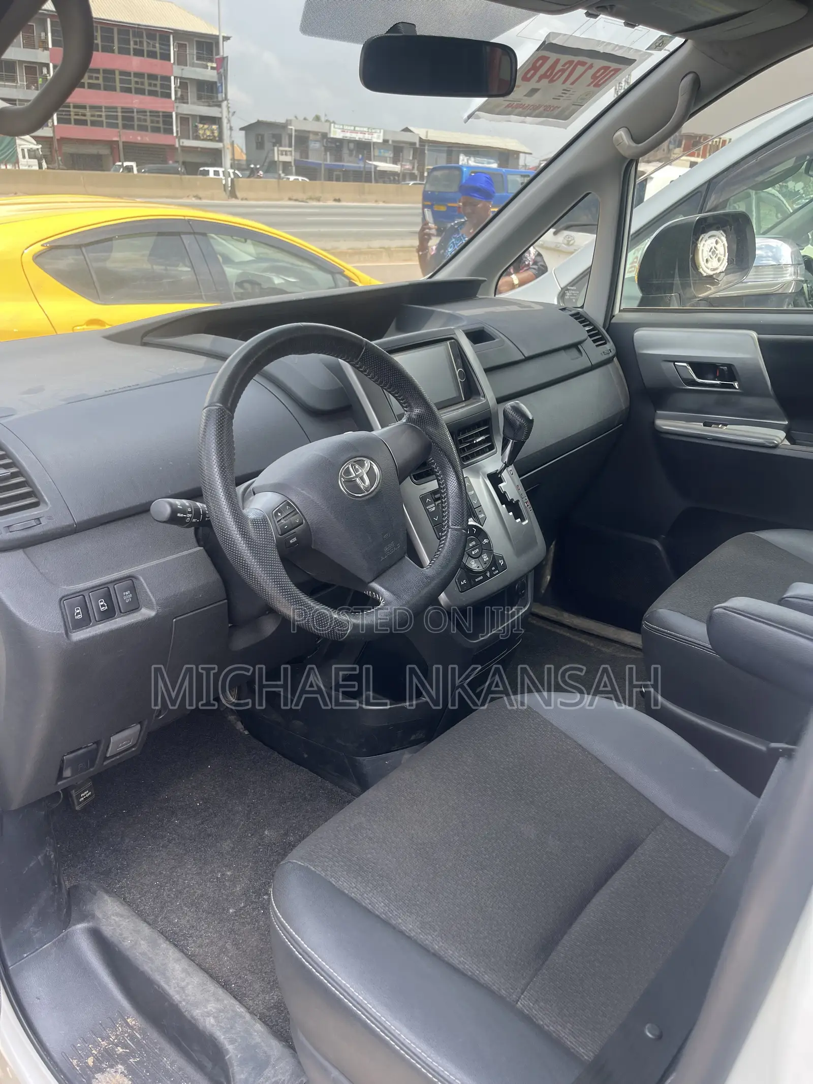 Toyota Voxy X 2WD 8-Seater 2013 White