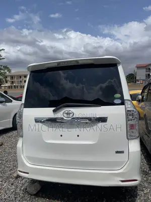 Toyota Voxy X 2WD 8-Seater 2013 White