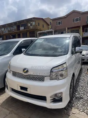 Toyota Voxy X 2WD 8-Seater 2013 White
