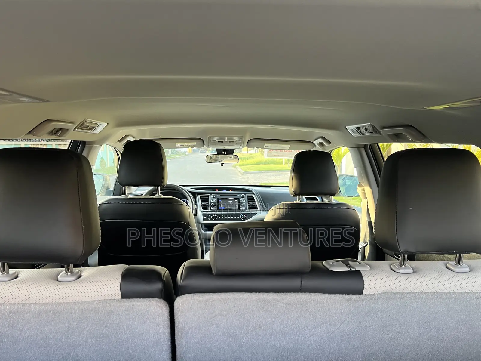 Toyota Highlander LE Plus 2019 White