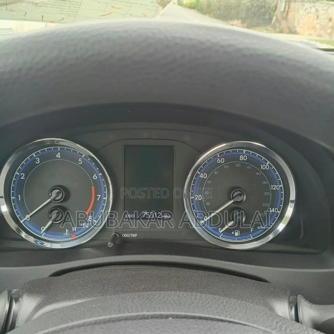 Toyota Corolla LE (1.8L 4cyl 2A) 2018 Silver