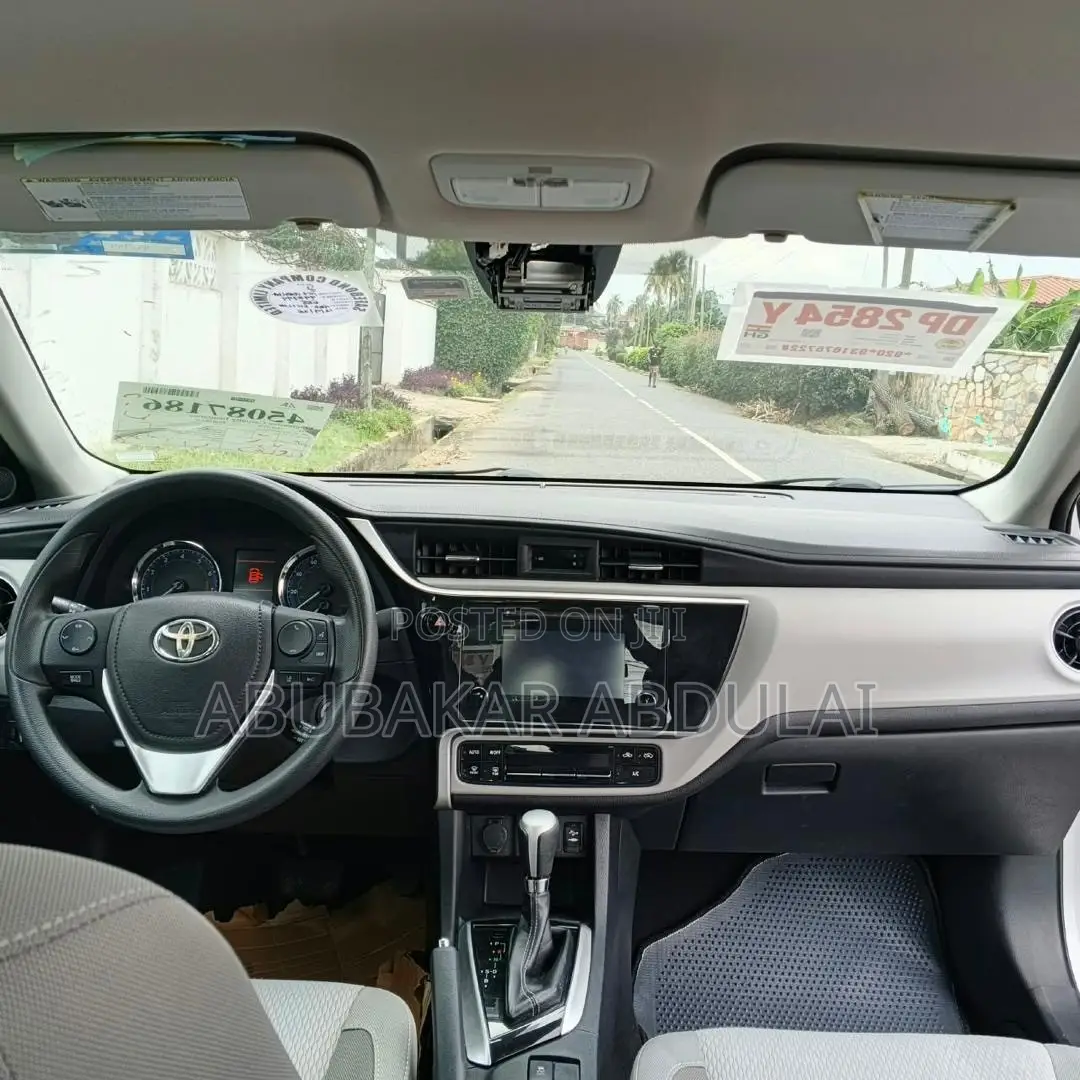 Toyota Corolla LE (1.8L 4cyl 2A) 2018 Silver