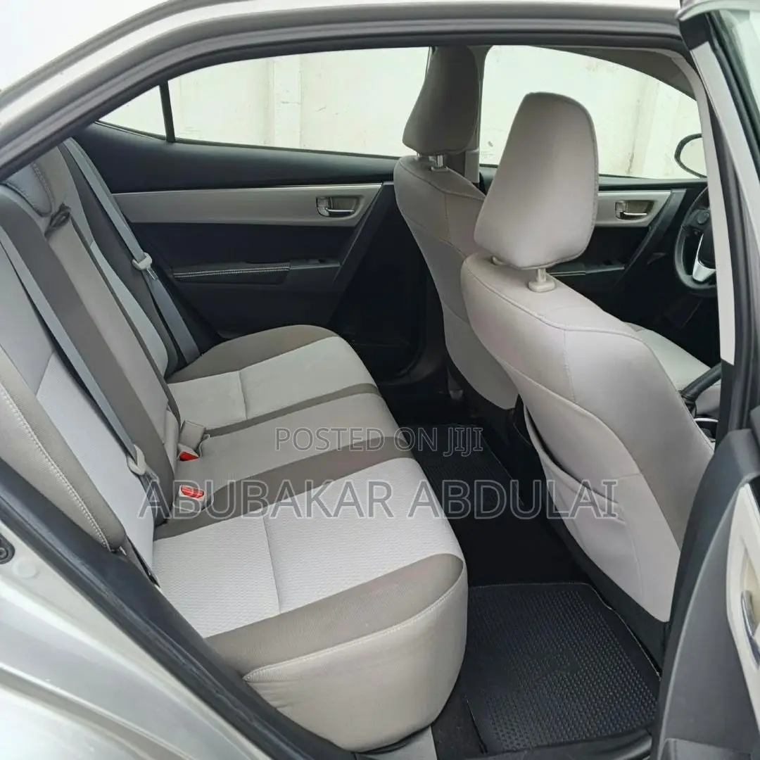 Toyota Corolla LE (1.8L 4cyl 2A) 2018 Silver