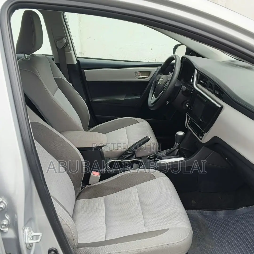 Toyota Corolla LE (1.8L 4cyl 2A) 2018 Silver