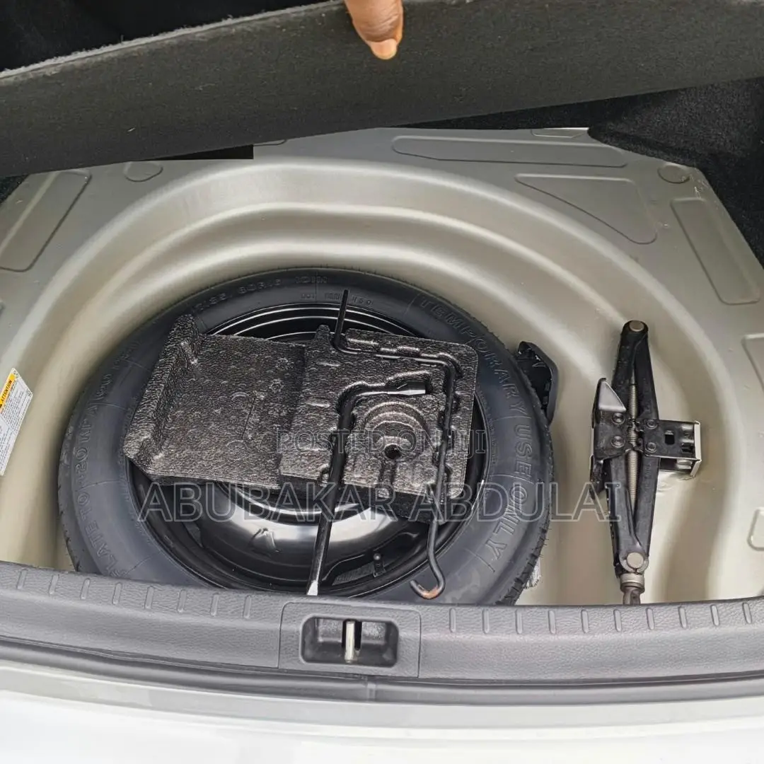 Toyota Corolla LE (1.8L 4cyl 2A) 2018 Silver