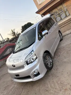 Toyota Voxy V 4WD 8-Seater 2011 Silver