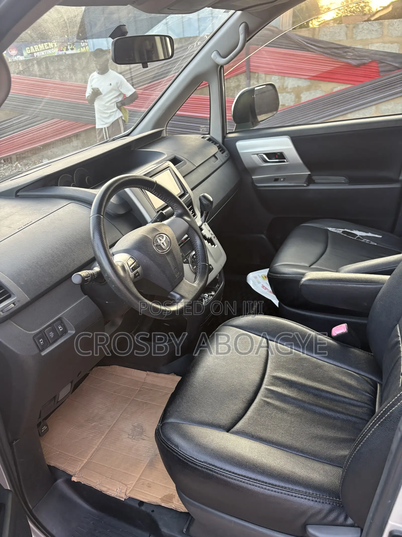 Toyota Voxy V 4WD 8-Seater 2011 Silver