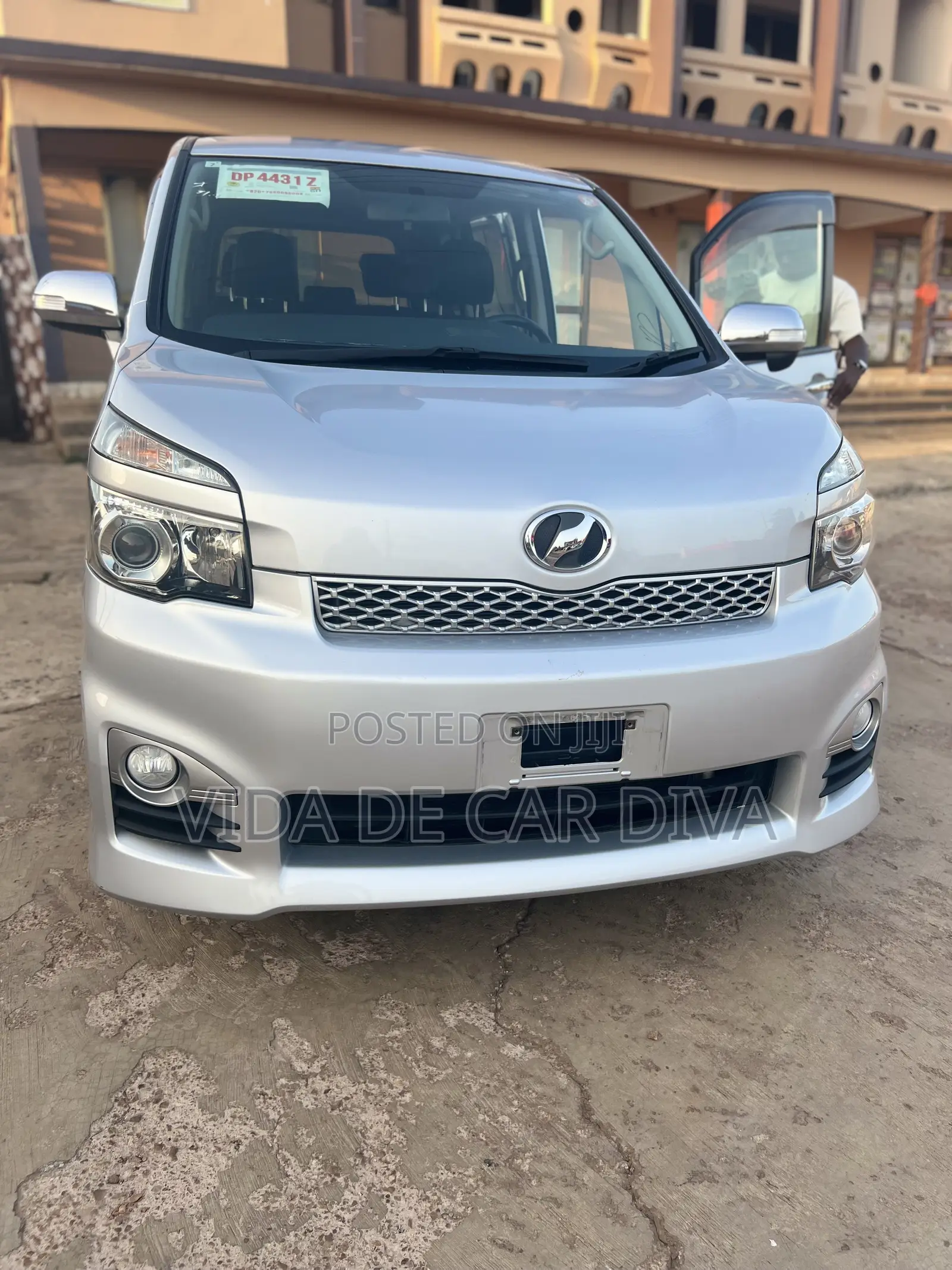 Toyota Voxy X 4WD 8-Seater 2012 Silver