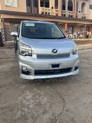 Toyota Voxy X 4WD 8-Seater 2012 Silver