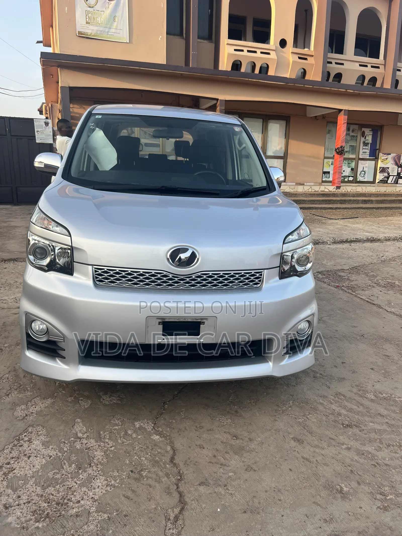 Toyota Voxy X 4WD 8-Seater 2012 Silver