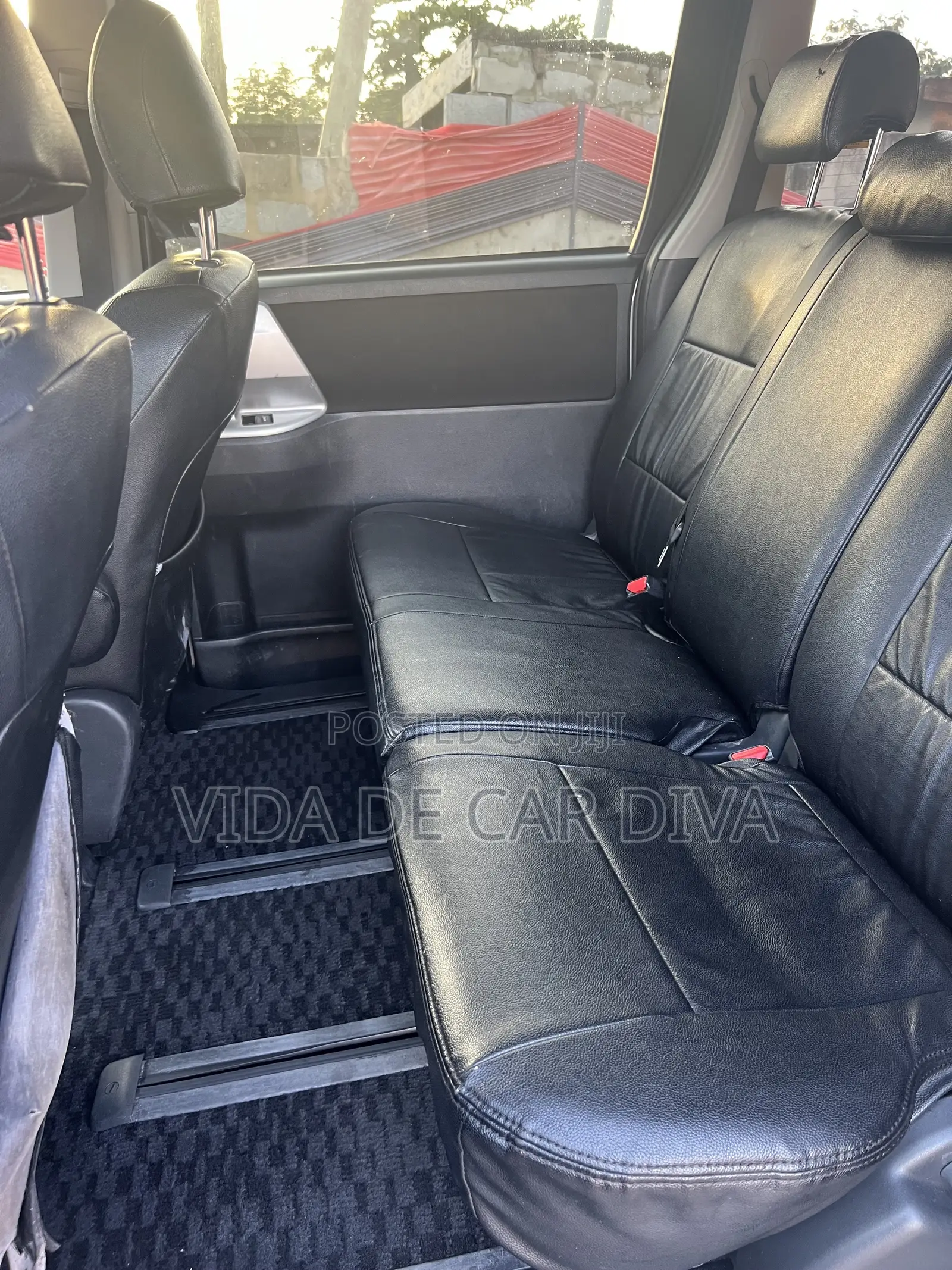 Toyota Voxy X 4WD 8-Seater 2012 Silver