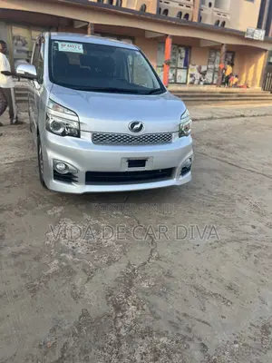 Toyota Voxy X 4WD 8-Seater 2012 Silver