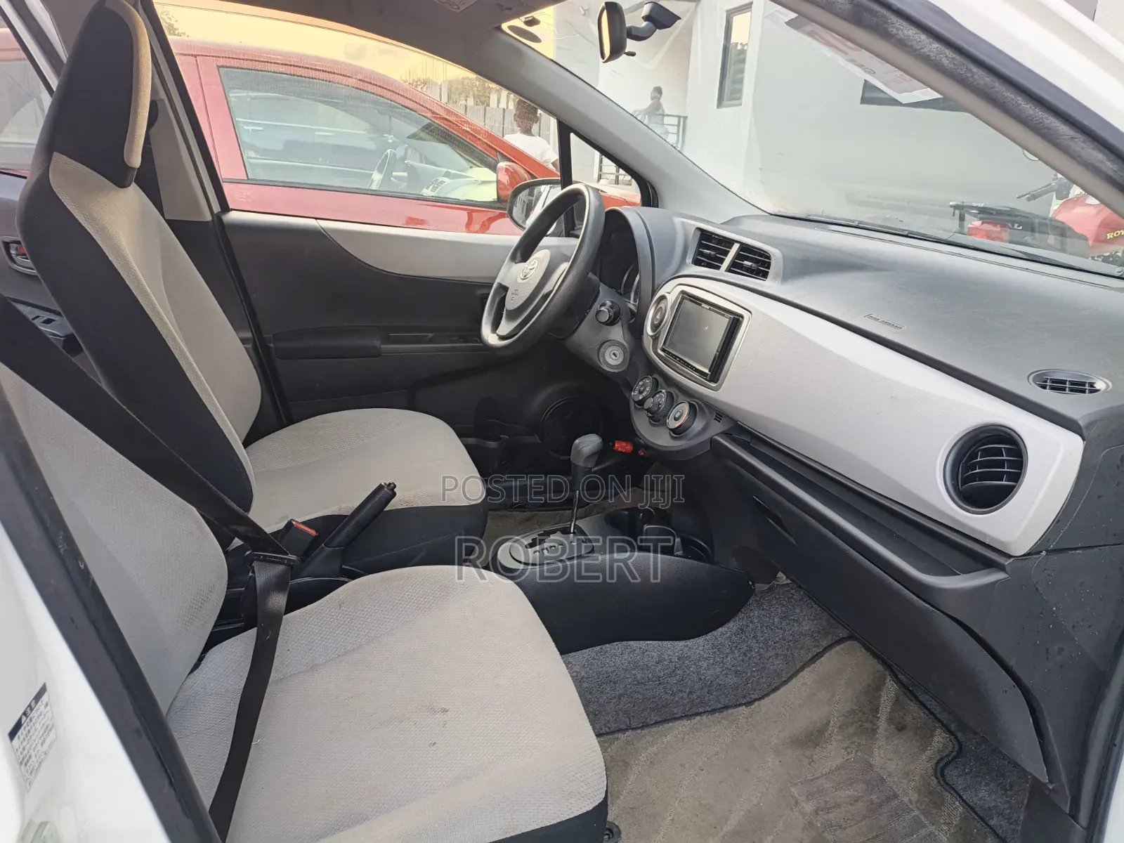 Toyota Vitz 1.3 FWD 5dr 2013 White