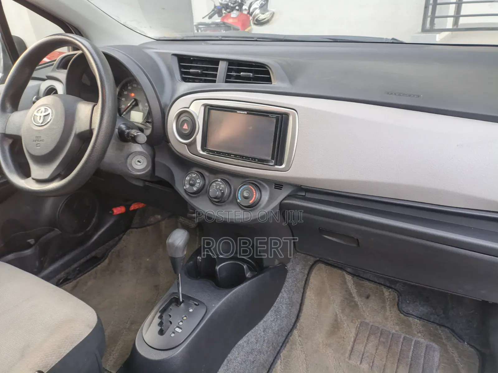 Toyota Vitz 1.3 FWD 5dr 2013 White