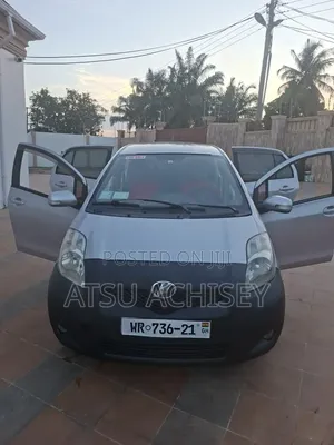 Toyota Vitz 2010 Silver