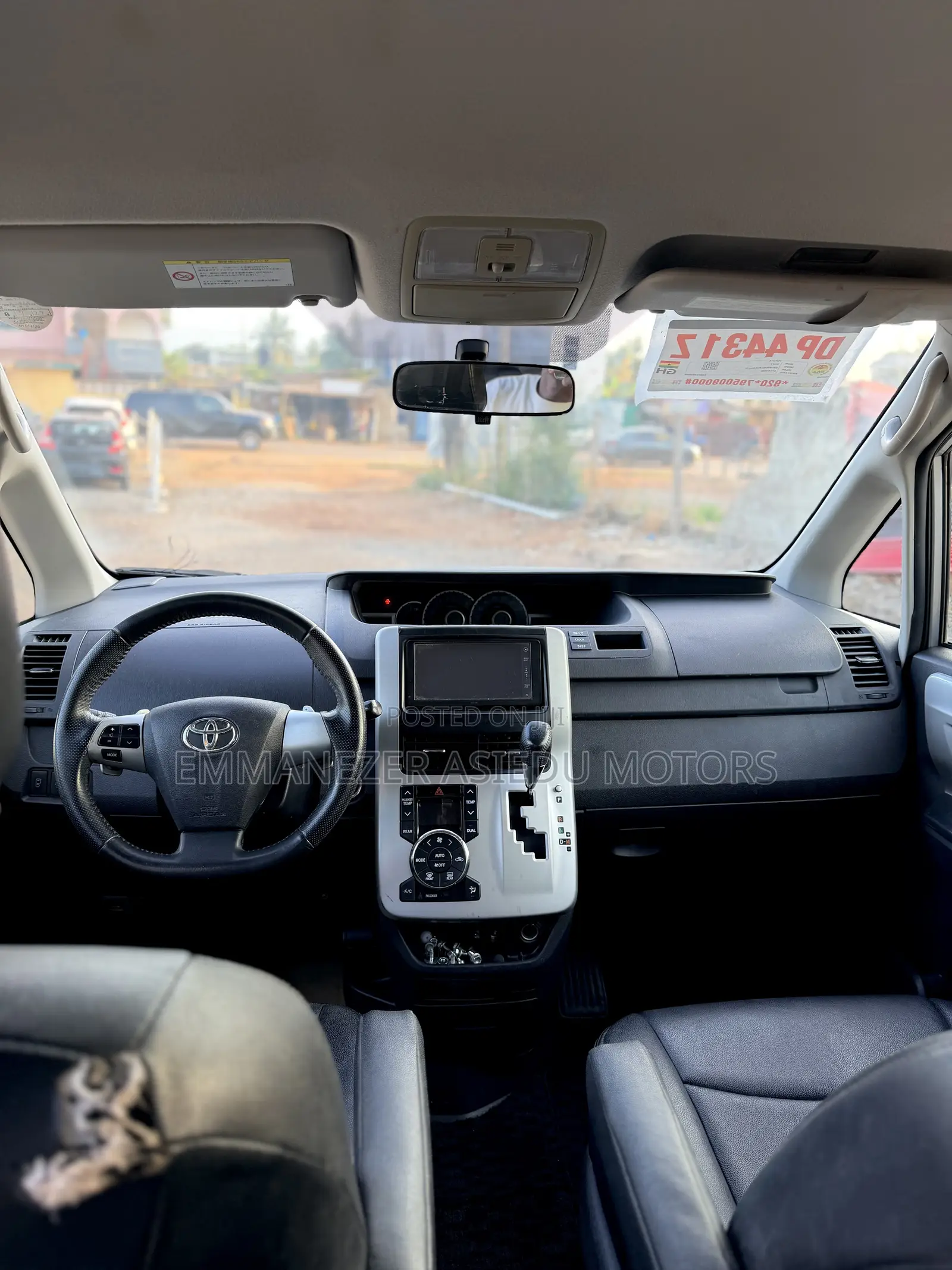 Toyota Voxy X L Edition 2WD 8-Seater 2012 Silver