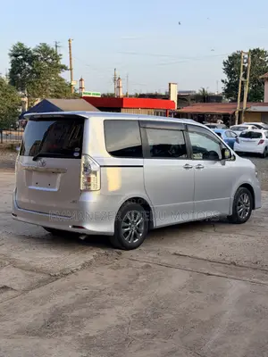 Toyota Voxy X L Edition 2WD 8-Seater 2012 Silver