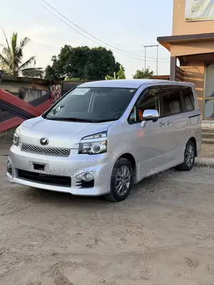Toyota Voxy X L Edition 2WD 8-Seater 2012 Silver