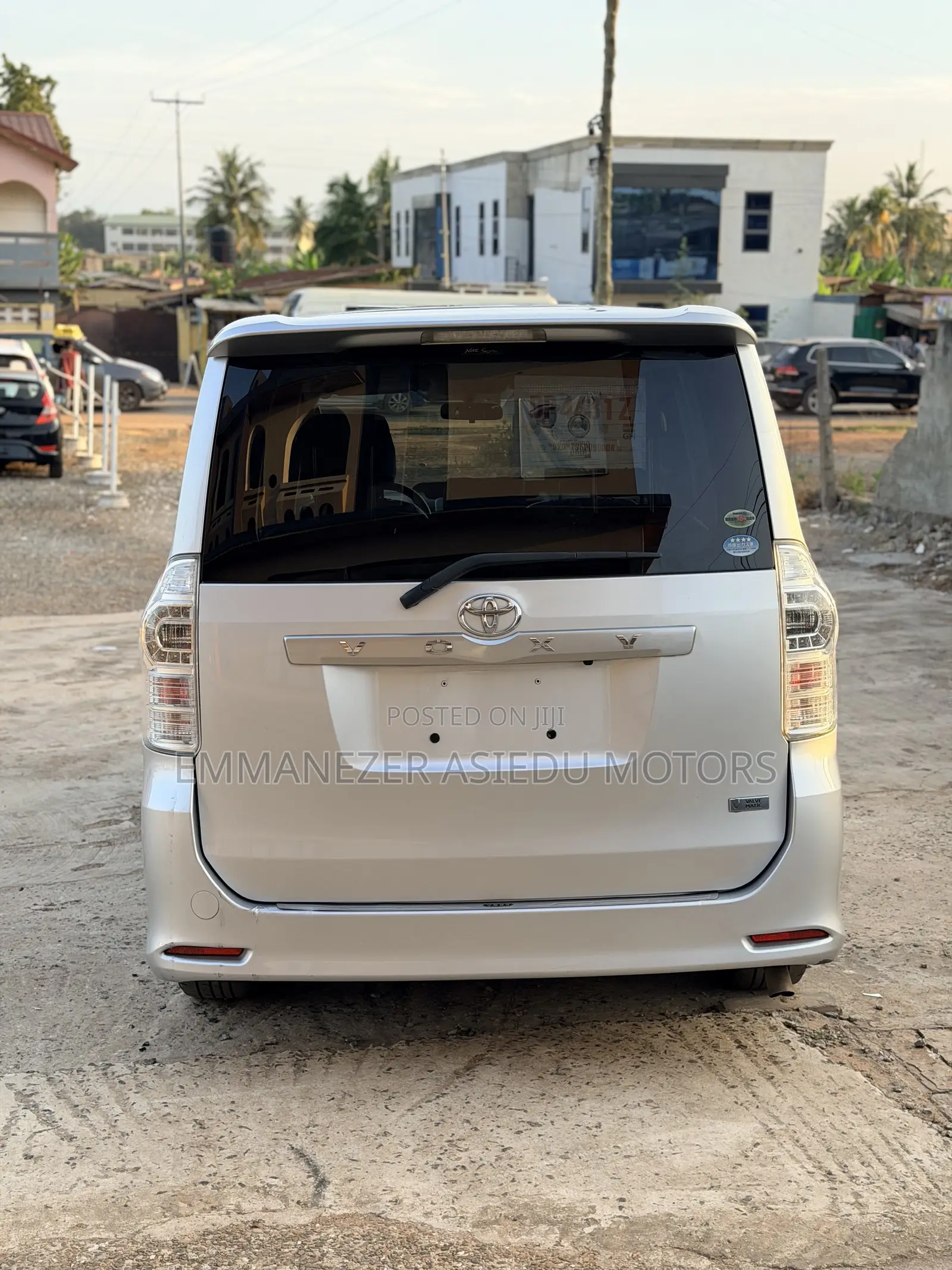 Toyota Voxy X L Edition 2WD 8-Seater 2012 Silver