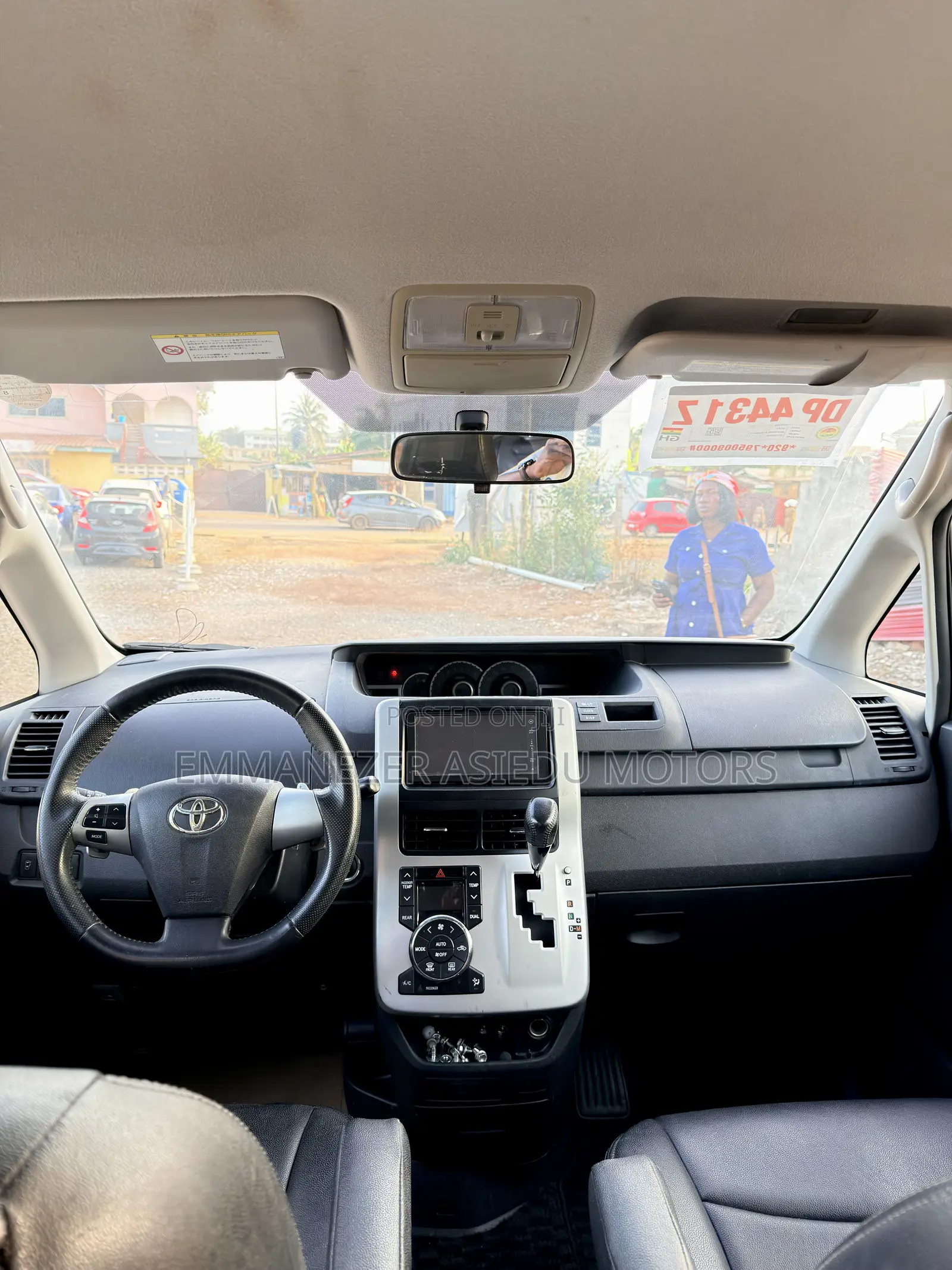 Toyota Voxy X L Edition 2WD 8-Seater 2012 Silver