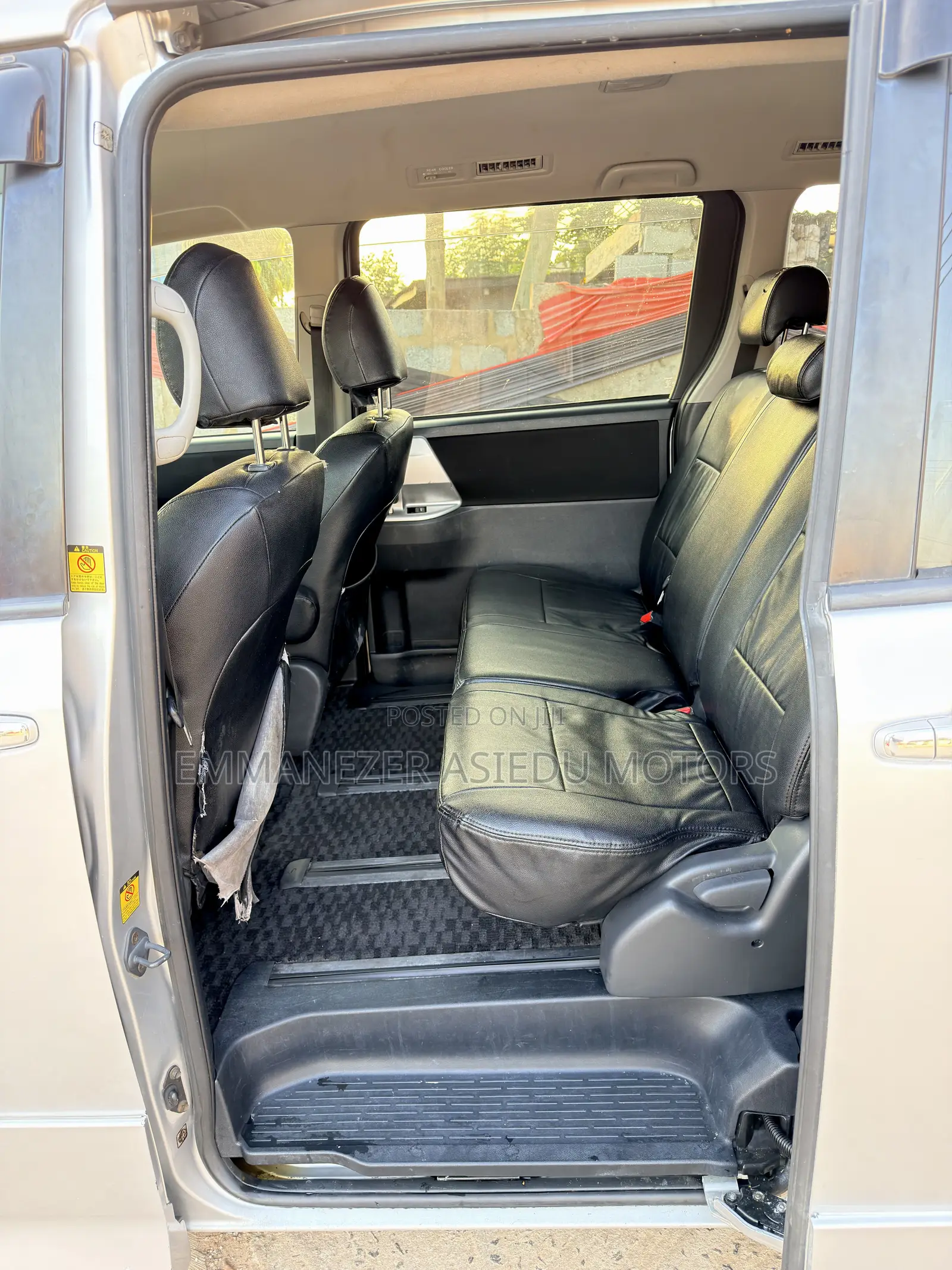 Toyota Voxy X L Edition 2WD 8-Seater 2012 Silver