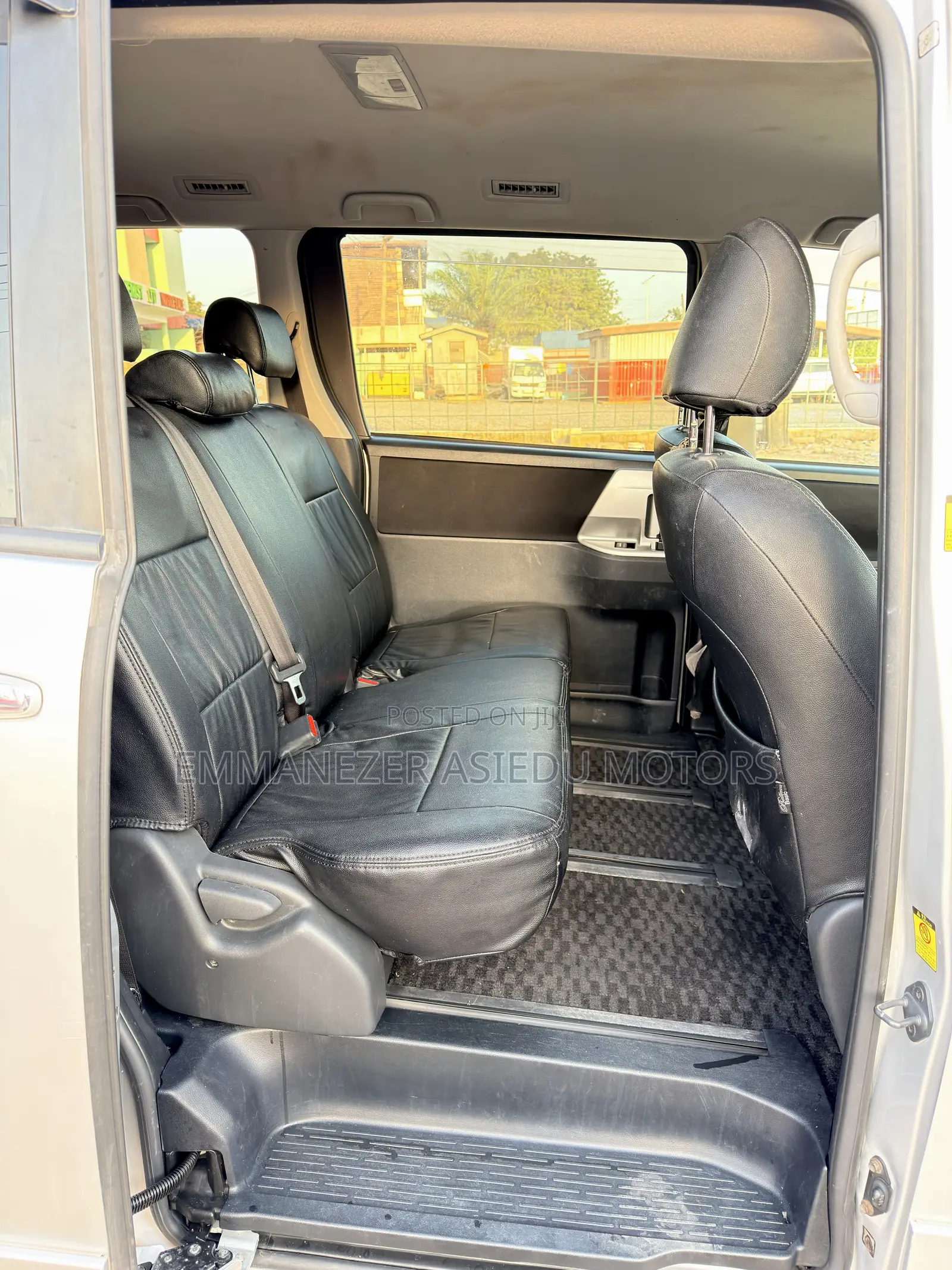 Toyota Voxy X L Edition 2WD 8-Seater 2012 Silver
