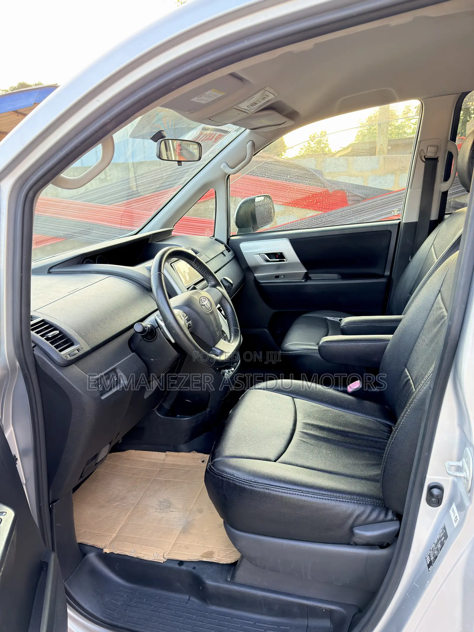 Toyota Voxy X L Edition 2WD 8-Seater 2012 Silver