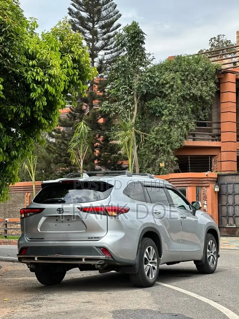 Toyota Highlander XLE AWD 2023 Silver