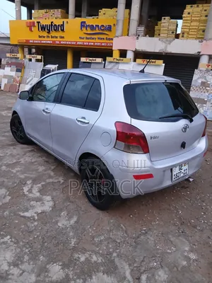 Toyota Vitz 1.3 FWD 5dr 2010 Silver