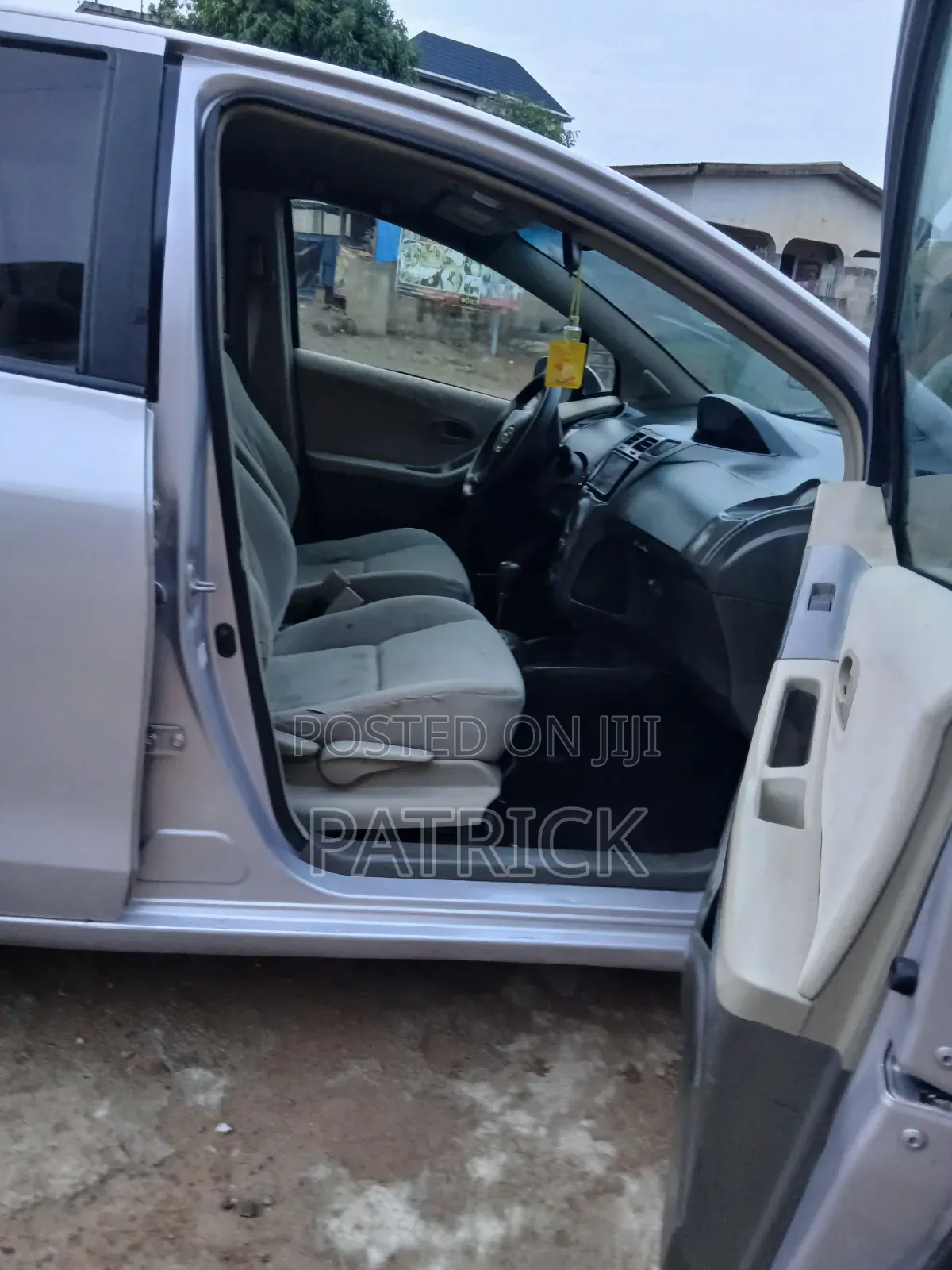 Toyota Vitz 1.3 FWD 5dr 2010 Silver