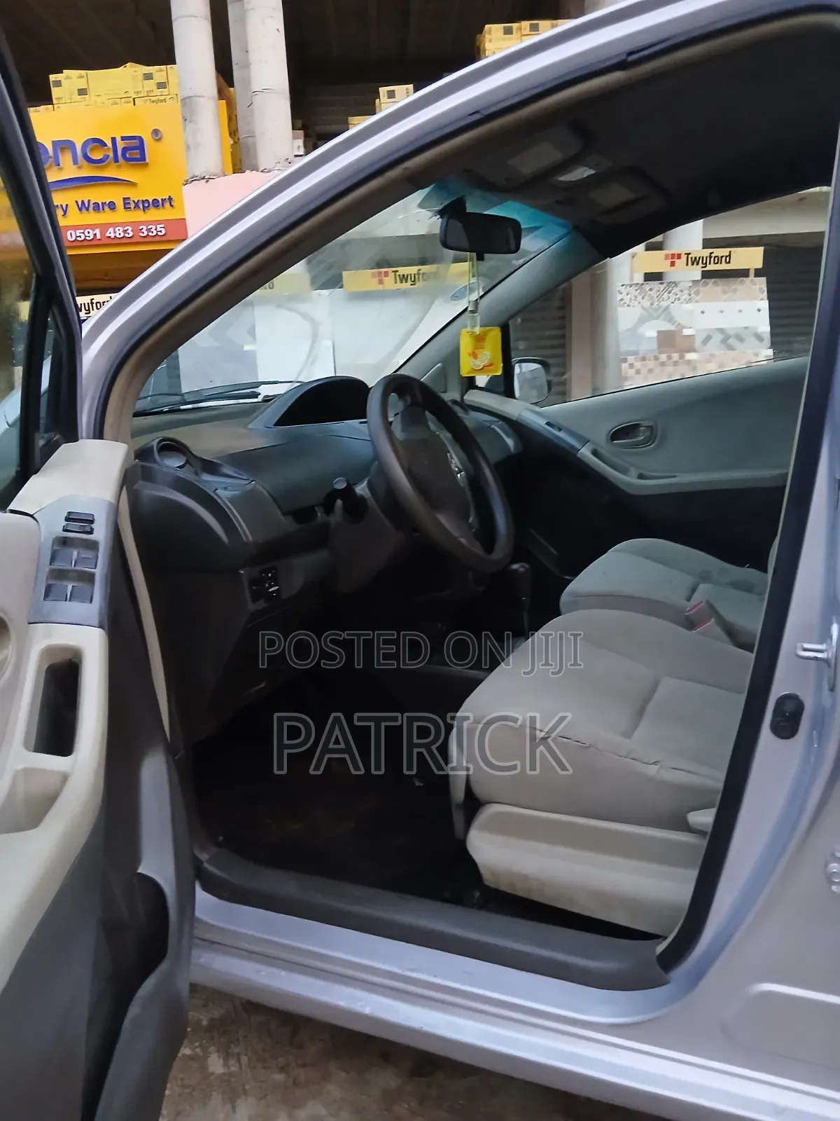 Toyota Vitz 1.3 FWD 5dr 2010 Silver