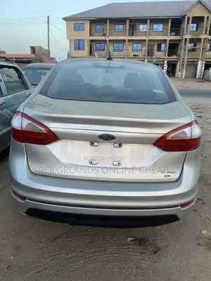 Ford Fiesta SE 4dr Sedan (1.6L 4cyl 5M) 2015 Silver