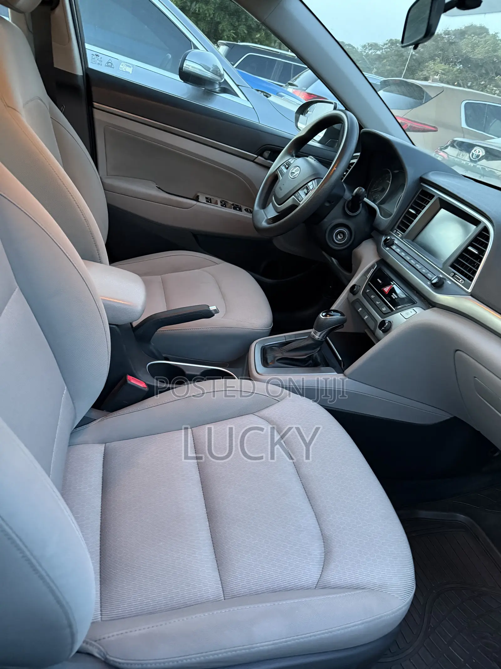 Hyundai Elantra SE Sedan FWD (2.0L 4cyl 6M) 2017 Gray
